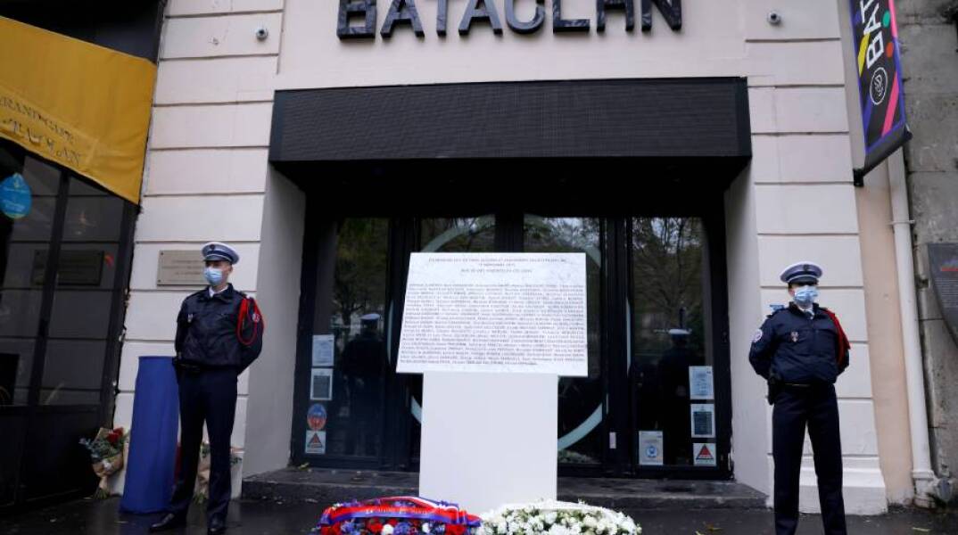 Φόρος τιμής στα θύματα της επίθεσης στο μουσικό κέντρο Μπατακλάν 