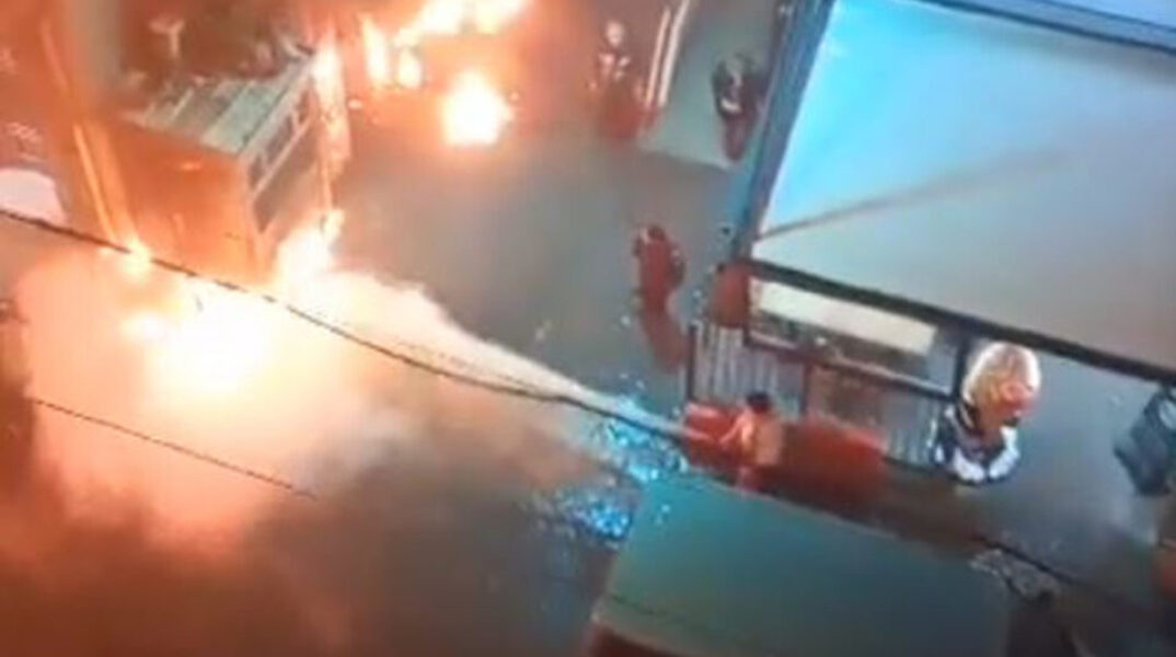 Βίντεο από την επίθεση κουκουλοφόρων στο αστυνομικό τμήμα Ακρόπολης