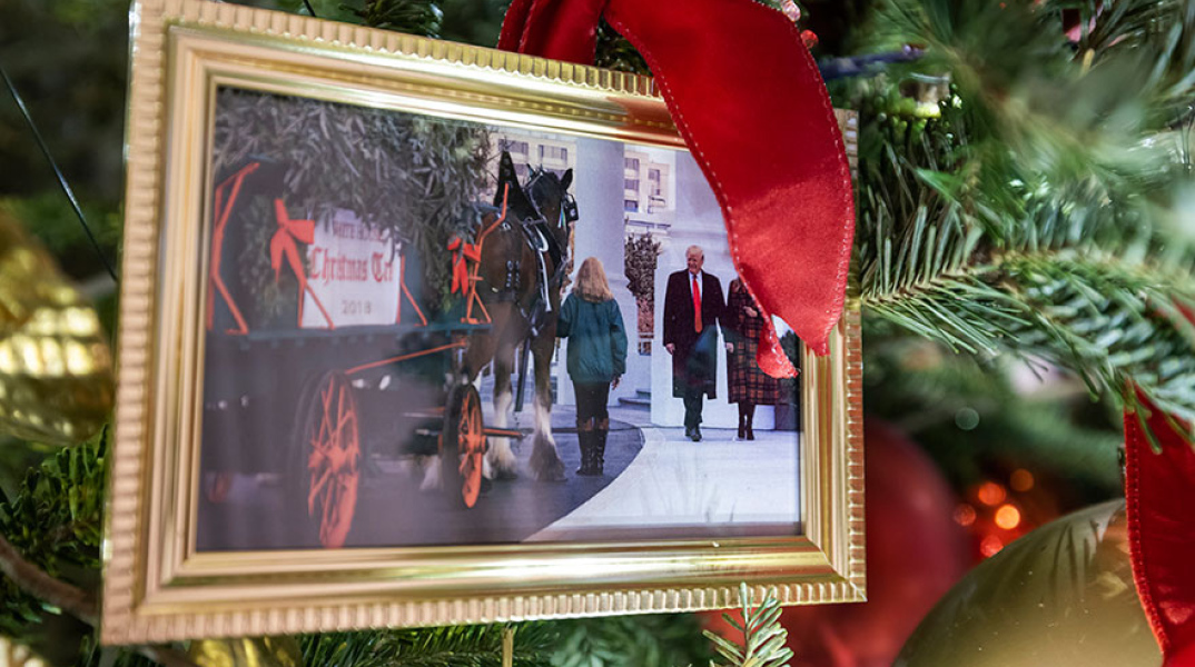 Στο χριστουγεννιάτικο δέντρο των Μπάιντεν, μια φωτογραφία ... των Τραμπ