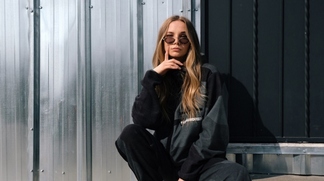 Ένα κορίτσι ποζάρει