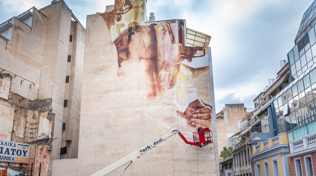 Το mural που δημιουργεί ο Guido Van Helten στα Εξάρχεια.