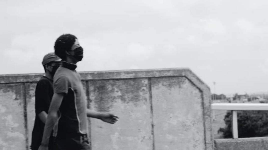 Δύο άντρες με μάσκα κατά του κορωνοιού στην Αφρική