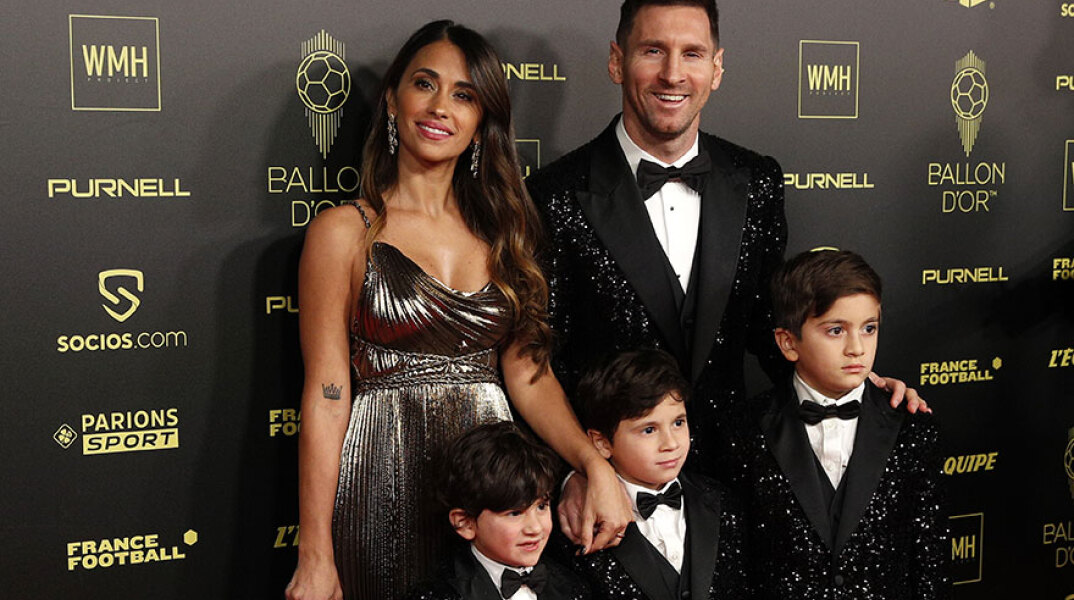 Ο Λιονέλ Μέσι, με τη σύζυγό του και τα τρία τους παιδιά, στην τελετή για τη Χρυσή Μπάλα 2021