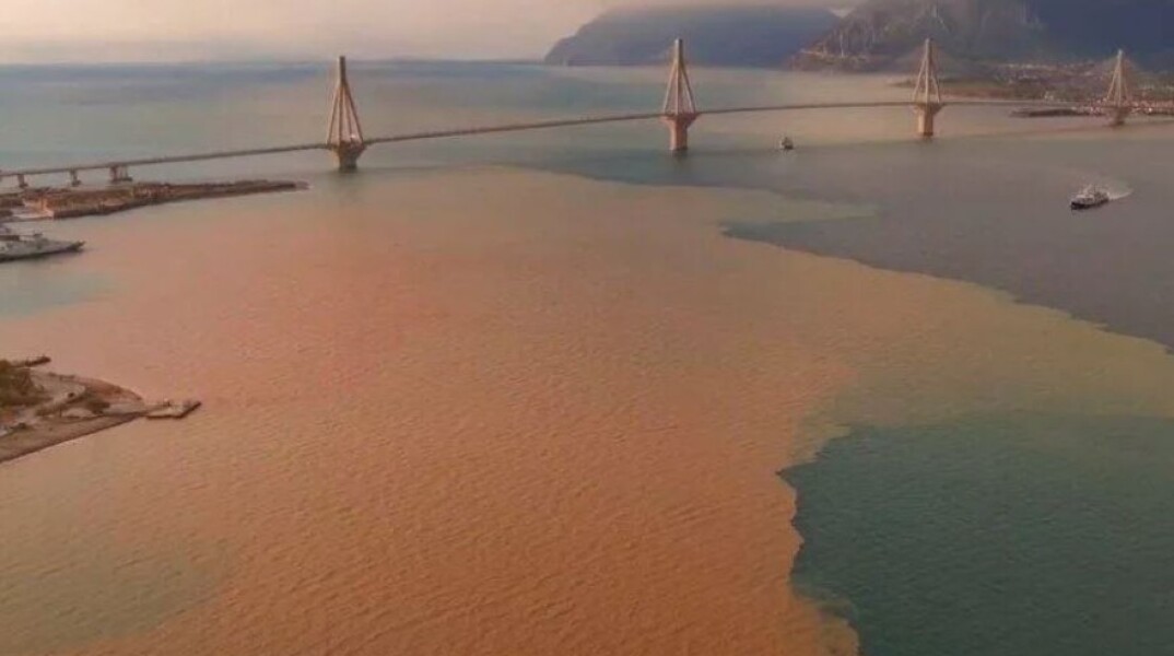 Πάτρα: Άλλαξε χρώμα η θάλασσα από τη λάσπη (video)