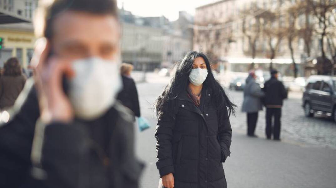 Άνθρωποι με μάσκα κατά της Covid-19 