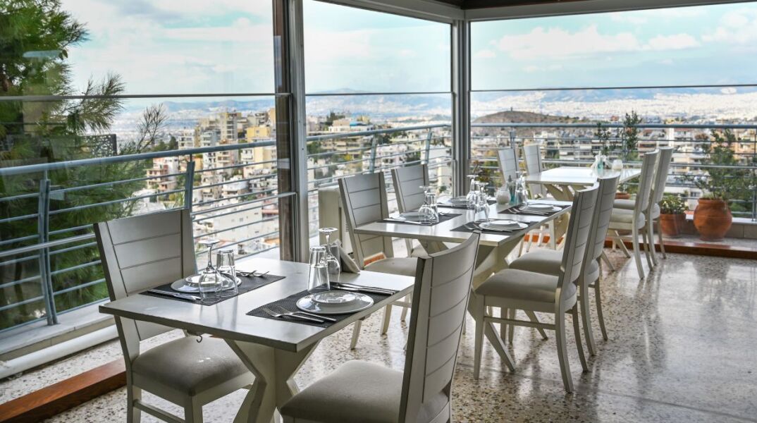 Μπαλκόνι στις Κυκλάδες: ολόφρεσκο ψάρι με θέα όλη την πόλη