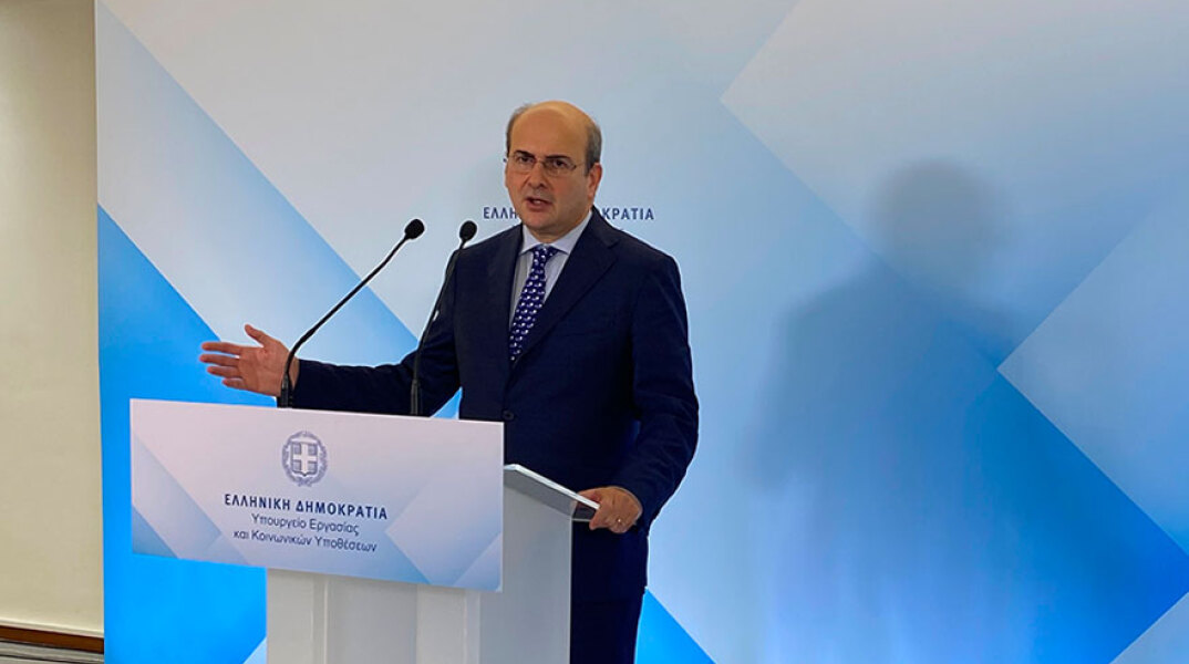Ο Κωστής Χατζηδάκης, υπουργός Εργασίας, ανακοίνωσε τις μεγάλες αλλαγές στον ΕΦΚΑ