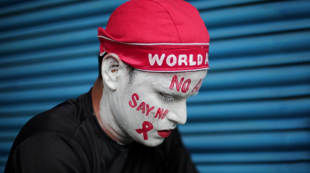 Άνδρας με βαμμένο πρόσωπο σε καμπάνια για το AIDS