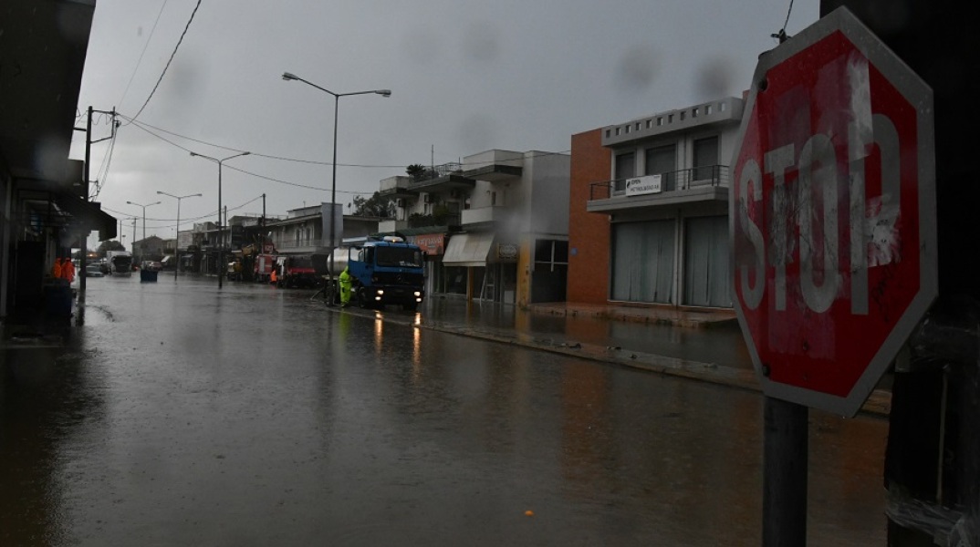  Πάτρα-Πλημμύρησε η παραλιακή από το κύμα κακοκαιρίας στην Ακτή Δυμαίων 