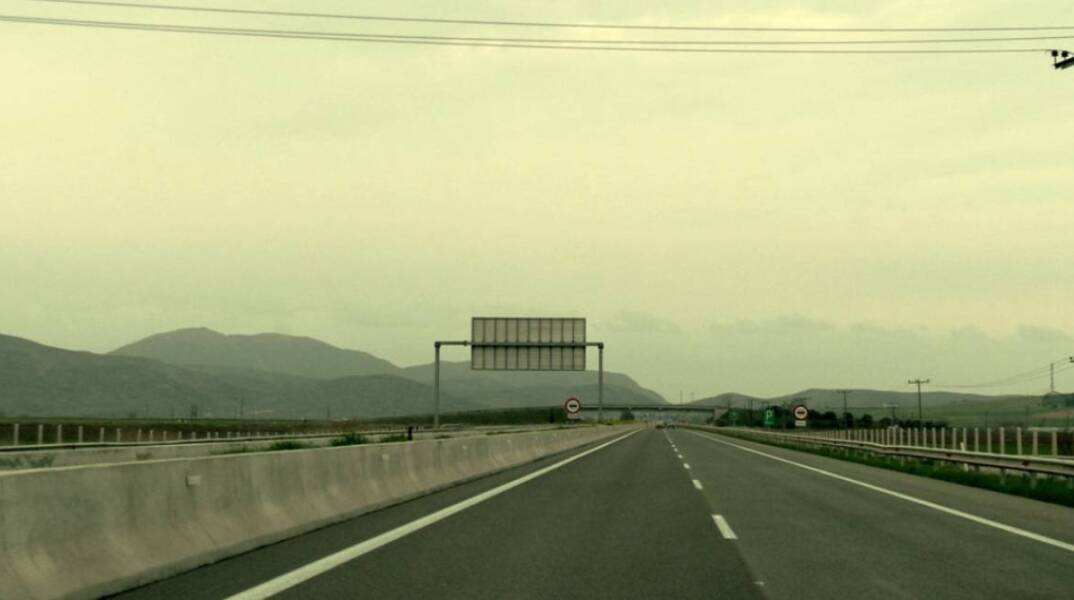 Φωτογραφία στο εξώφυλλο της συλλογής «Ποιήματα» του Ηλία Ευθυμιόπουλου (εκδ. ATHENS VOICE BOOKS)