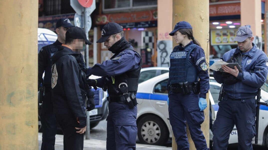 Αστυνομικοί κάνουν έλεγχο σε αλλοδαπό