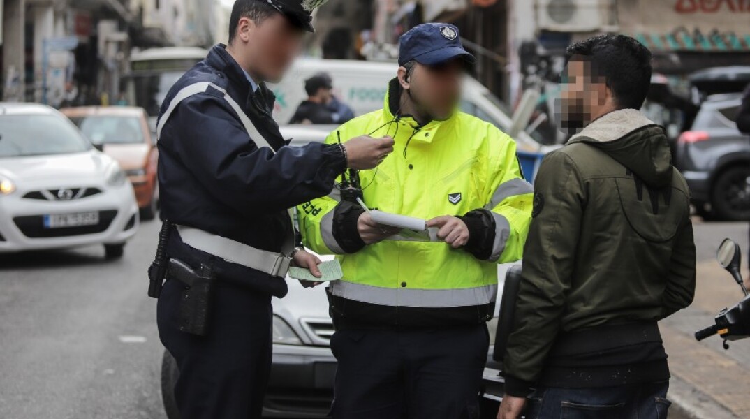 Κύκλωμα παράνομων ελληνοποιήσεων: Αξιωματικός της ΕΛ.ΑΣ. έκρυβε 320.000€