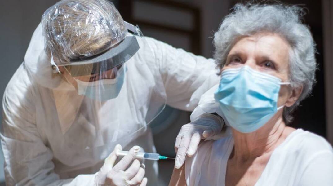Εμβολιασμός ηλικιωμένης κατά της Covid-19