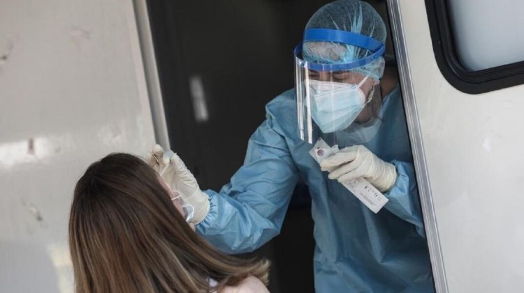 Επιτροπή ειδικών: Μόνο με μοριακό τεστ το πιστοποιητικό νόσησης για τους ανεμβολίαστους