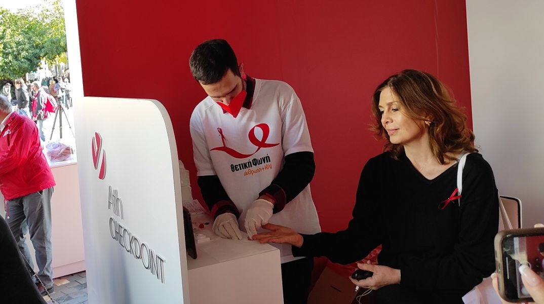 Η ηθοποιός Κατερίνα Διδασκάλου στο Checkpoint στο Μοναστηράκι. 