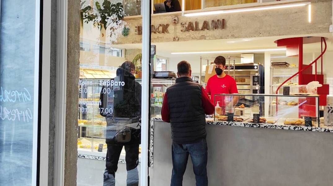 Στην κουζίνα του Black Salami, του νέου microbakery στα Εξάρχεια.