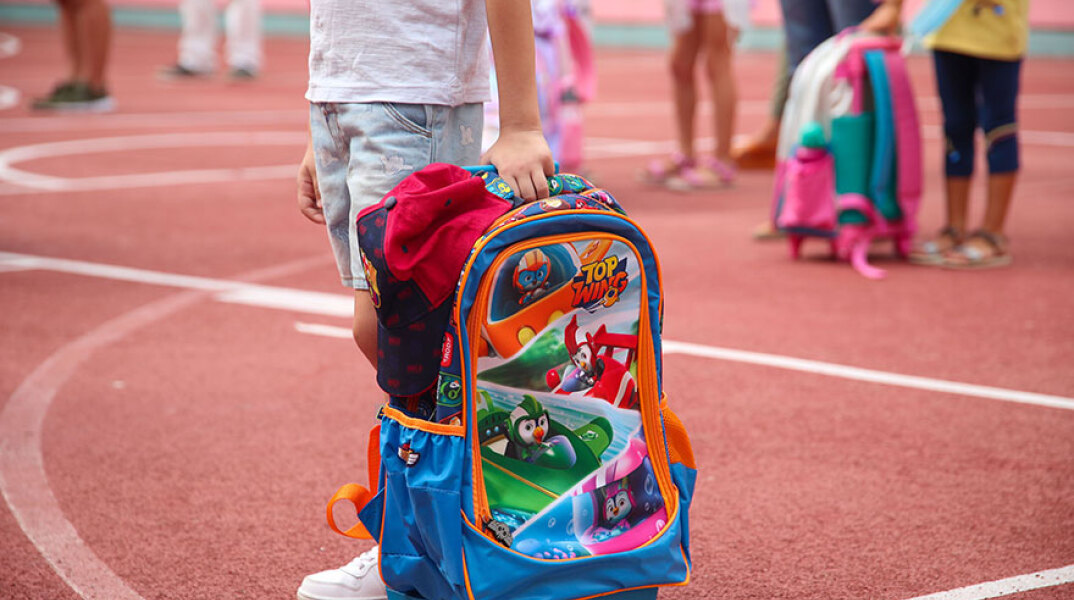 Συνελήφθη πατέρας αρνητής γιατί υπέβαλε μηνύσεις σε εκπαιδευτικούς