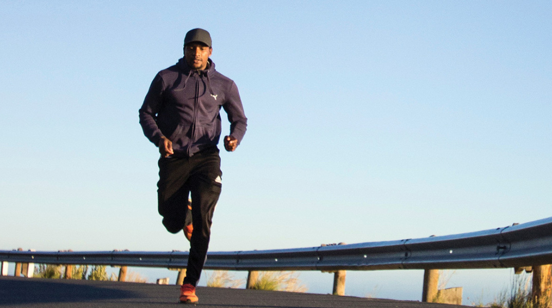 Άντρας με αθλητικά ρούχα, τρέχει στον δρόμο