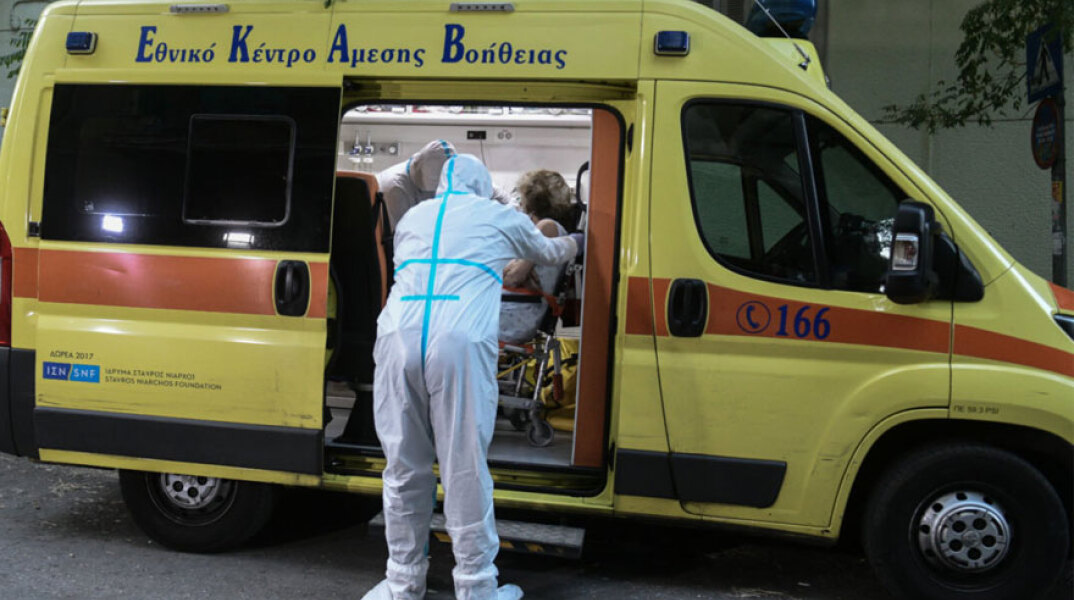 Ασθενής με κορωνοϊό μεταφέρεται με ασθενοφόρο του ΕΚΑΒ σε νοσοκομείο