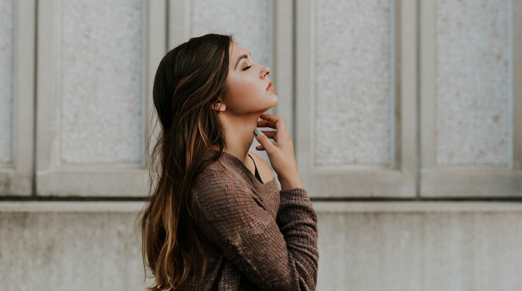 Ένα κορίτσι.