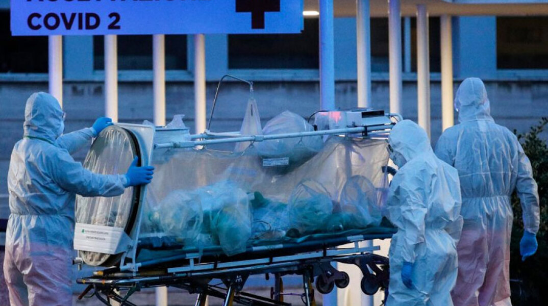 Στην Ιταλία ασθενής με κορωνοϊό μεταφέρεται σε νοσοκομείο Covid-19 στη Ρώμη