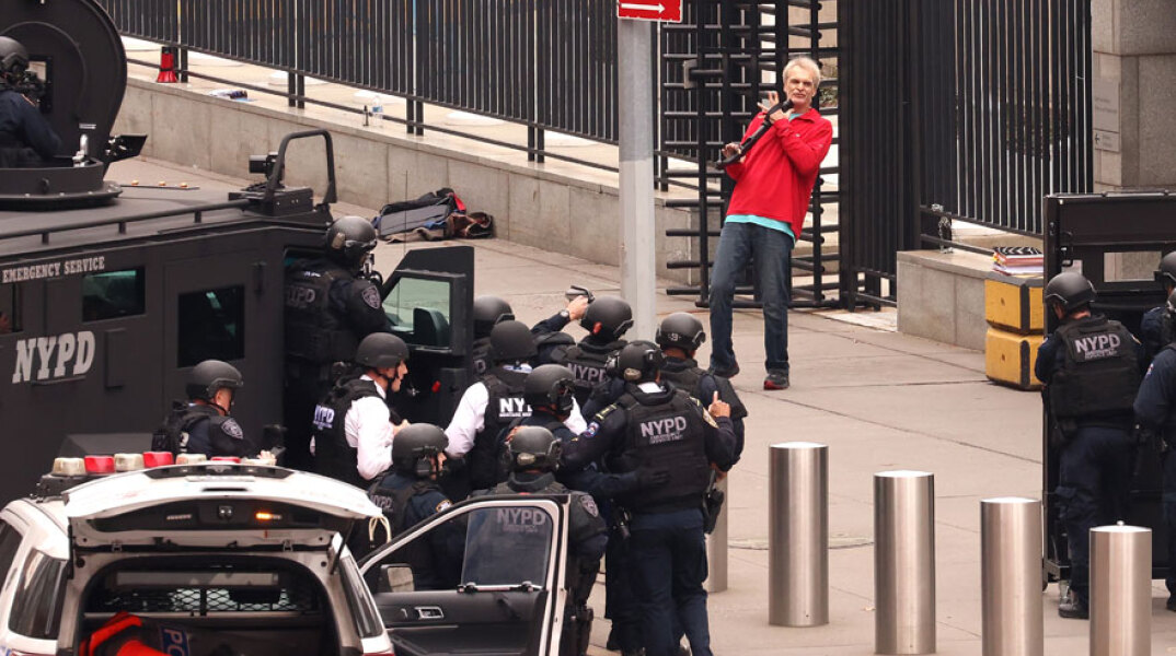 Ο ένοπλος στη Νέα Υόρκη έξω από τα κεντρικά γραφεία του ΟΗΕ έχει βάλει την καραμπίνα στον λαιμό του και απειλεί να αυτοκτονήσει