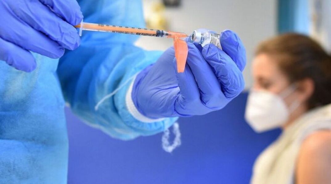 Τσακρής: Πιθανό να χρειαστούμε και τέταρτη δόση εμβολίου για τη μετάλλαξη Ομικρον