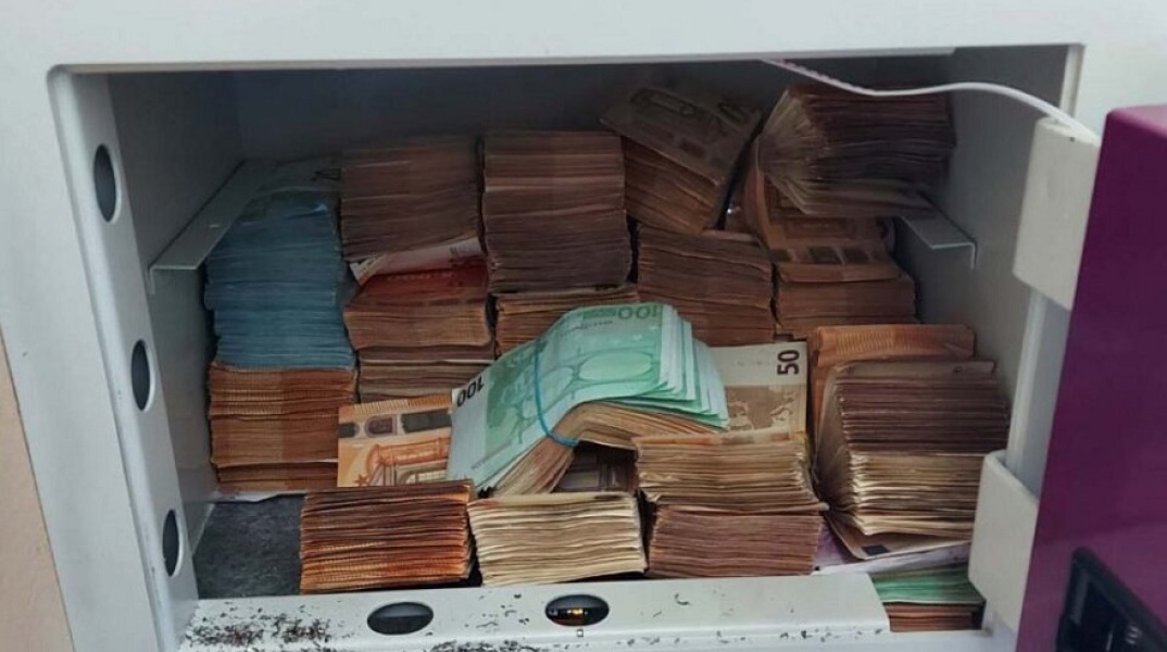 Κύκλωμα παράνομων ελληνοποιήσεων: Σε αυτό το χρηματοκιβώτιο έκρυβε τα 320.000 ευρώ ο αξιωματικός