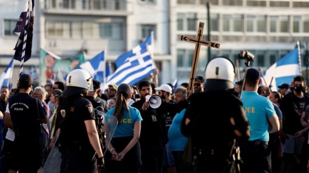 Συγκέντρωση και πορεία αντιεμβολιαστών στην Αθήνα 