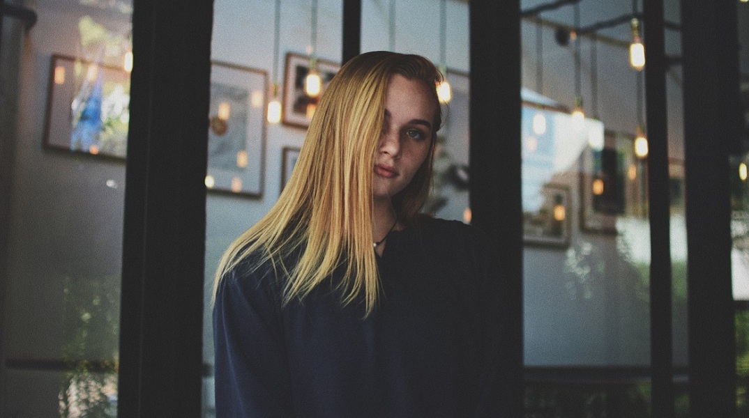 Ένα κορίτσι κοιτάζει την κάμερα.