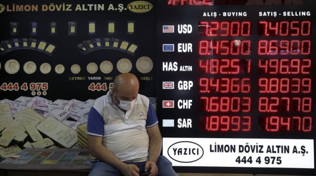 Τουρκία: Νέα υποχώρηση της λίρας μετά το αρνητικό outlook από Fitch 