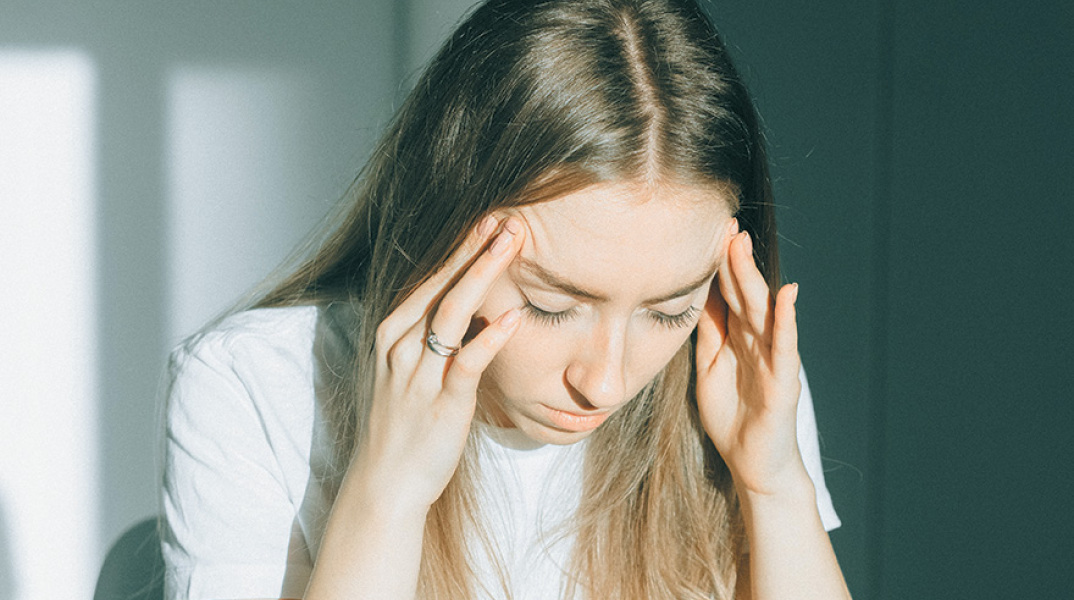 Κοπέλα με πονοκέφαλο