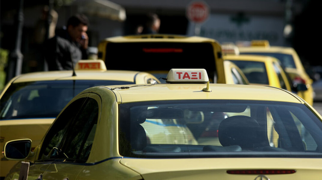 Ο Ηλίας Μόσιαλος άλλαξε γνώμη σε ανεμβολίαστο ταξιτζή