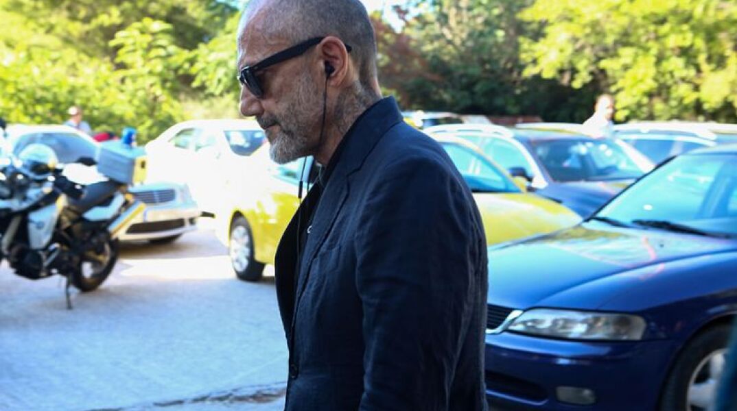 Γρηγόρης Βαλλιανάτος: Η «δεξιά» κυβέρνηση κάνει πολλά για οροθετικούς και τρανς και φτου της -Η viral ανάρτηση 