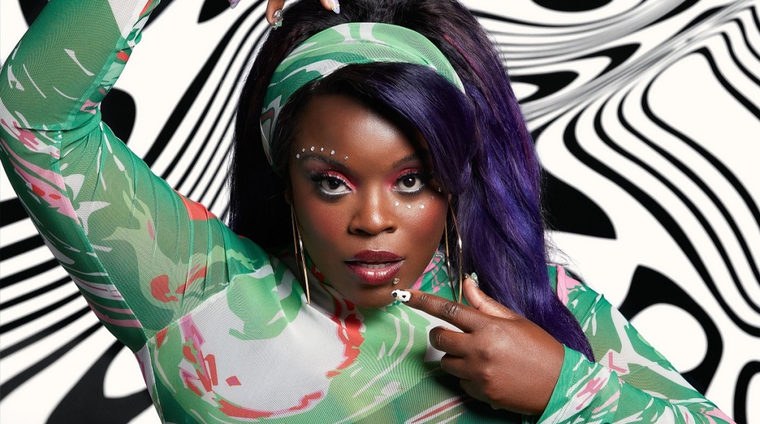 Η τραγουδίστρια YOLA