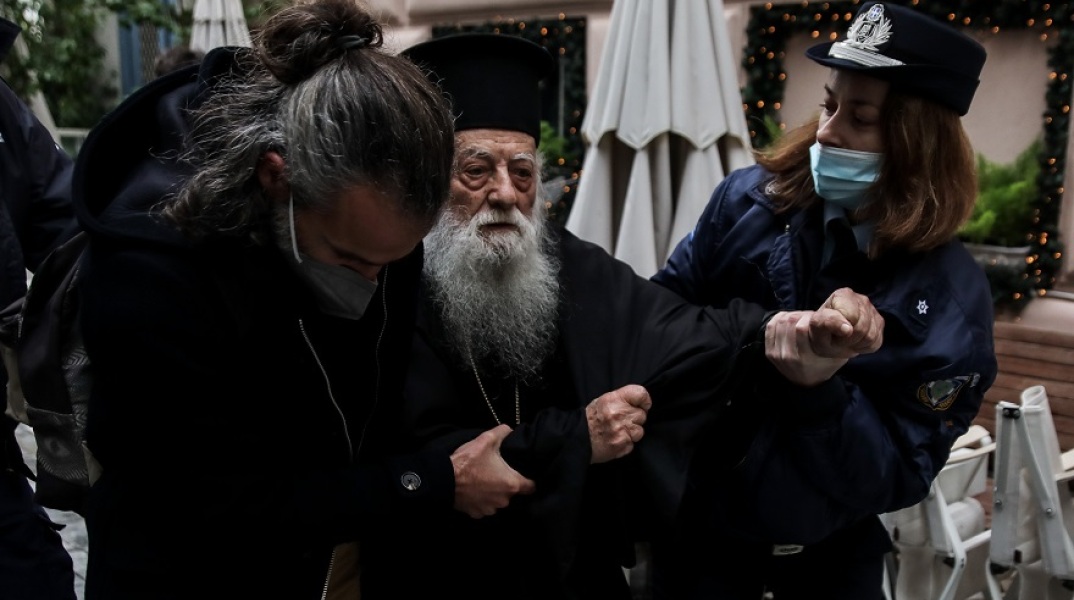 Eπεισόδιο με ιερέα κατά του Πάπα έξω από την Αρχιεπισκοπή Αθηνών