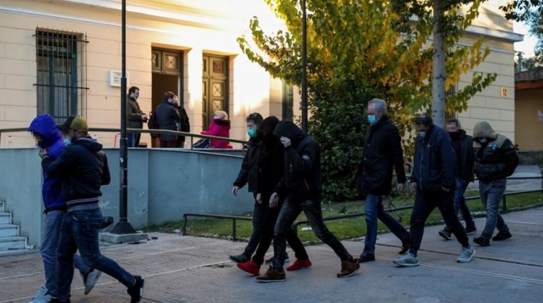 Στη φυλακή τρία μέλη του κυκλώματος παράνομων ελληνοποιήσεων