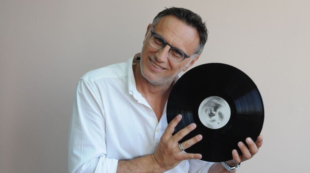 Ο Λεωνίδας Αντωνόπουλος κρατά δίσκο βινυλίου