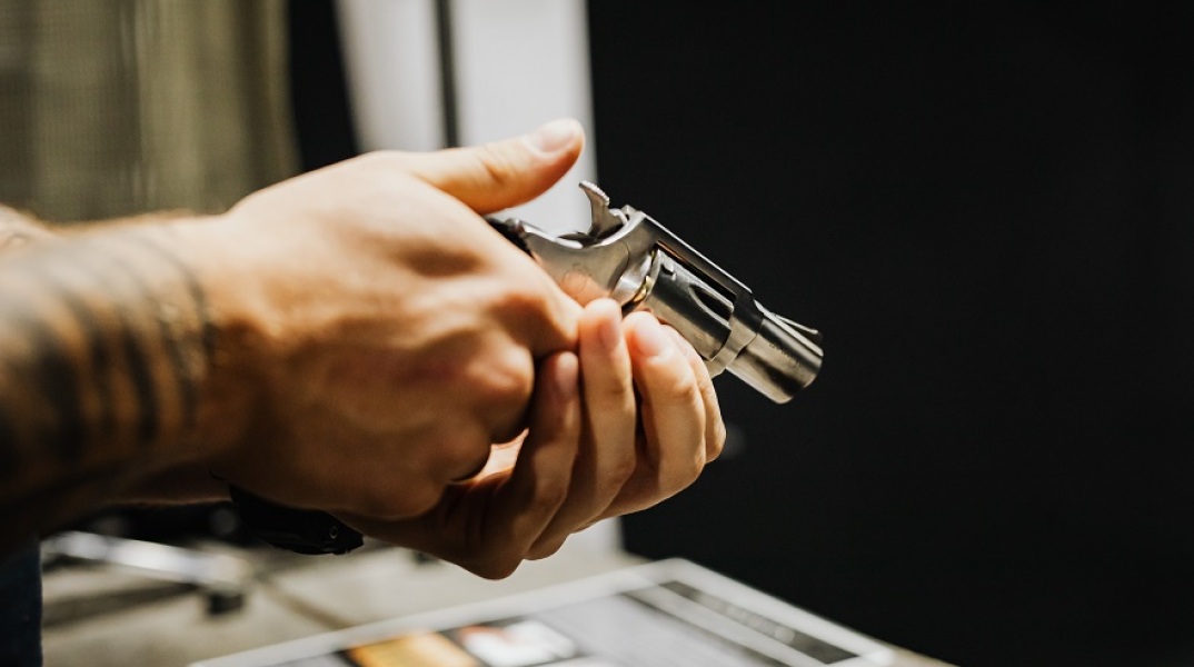 Ένας άνδρας ταξίδεψε αεροπορικώς από το Μπαρμπέιντος ως το Μαϊάμι με ένα γεμάτο πιστόλι στην τσέπη του