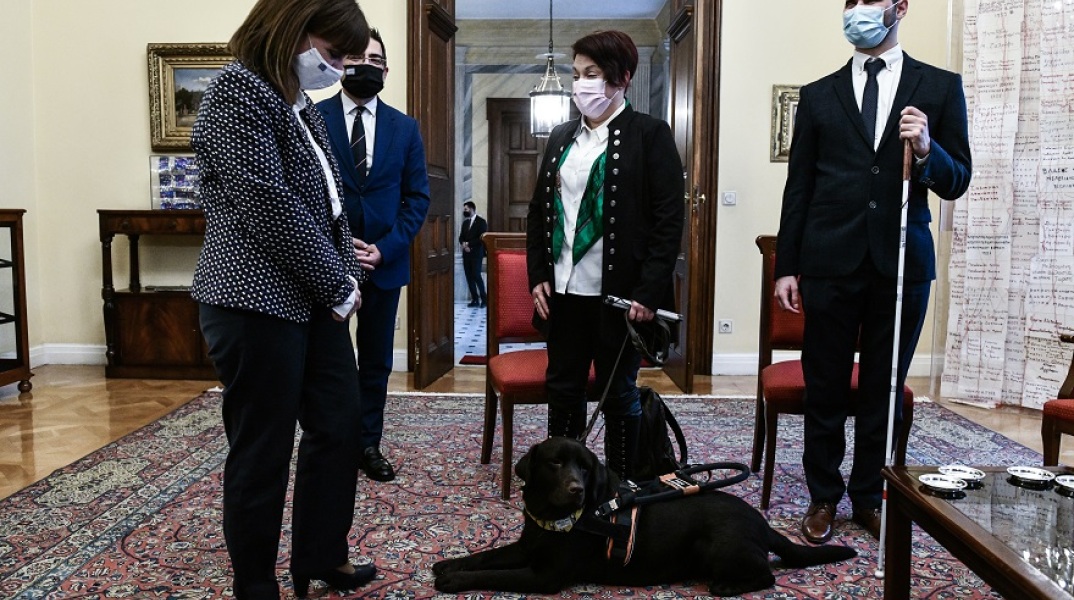 Η Κατερίνα Σακελλαροπούλου συναντήθηκε με άτομα με οπτική αναπηρία