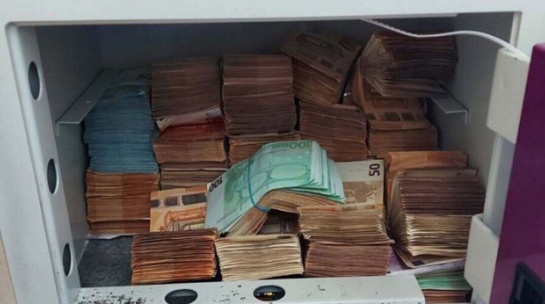 Κύκλωμα παράνομων ελληνοποιήσεων: Στη φυλακή έξι από τους 20 κατηγορούμενους