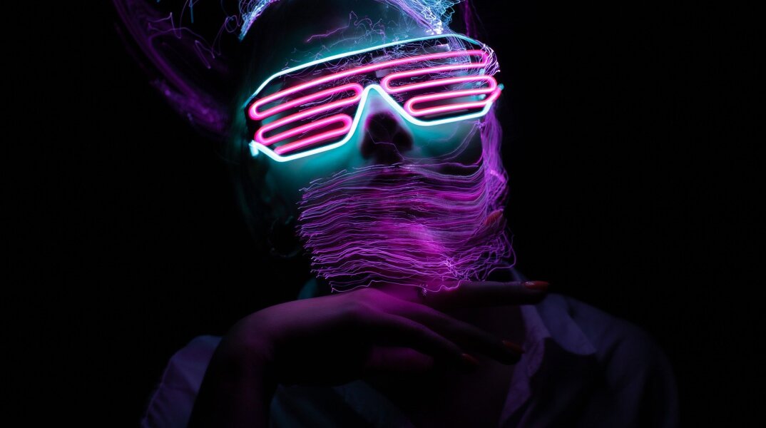 Γυναίκα που φορά light glasses