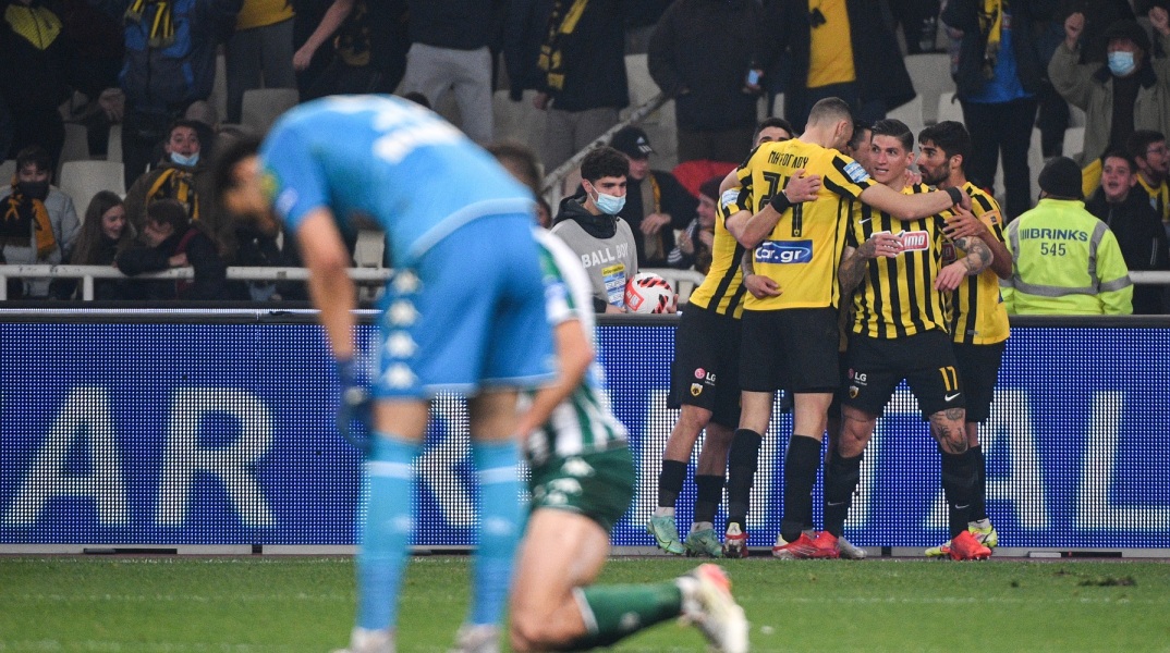 Super League - ΑΕΚ - Παναθηναϊκός 1-0: Με Σιμάνσκι πήρε το ντέρμπι της 12ης αγωνιστικής και παρέμεινε στο κατόπι του Ολυμπιακού.