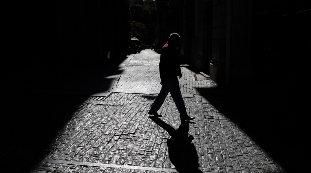 Κόσμος περπατά στο κέντρο της Αθήνας