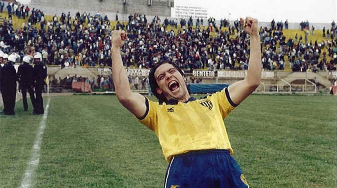 Ό Μένης Κουμανταρέας είναι ένας από τους πιο σημαντικούς Έλληνες πεζογράφους και «Η Φανέλα με το 9» αποτελεί το μοναδικό του βιβλίο που ματεφέρθηκε στον κινηματογράφο.