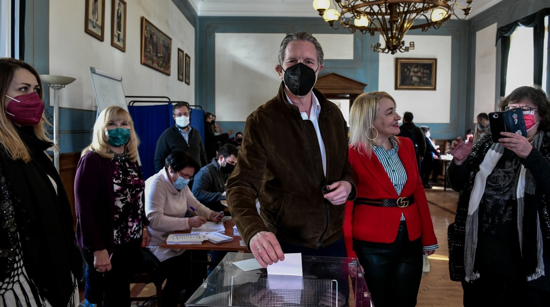 Εκλογές στο ΚΙΝΑΛ: Ο Παύλος Γερουλάνος ψήφισε στο Πνευματικό Κέντρο του Δήμου Αθηναίων και κάλεσε τους προοδευτικούς πολίτες να ενισχύσουν τη διαδικασία.