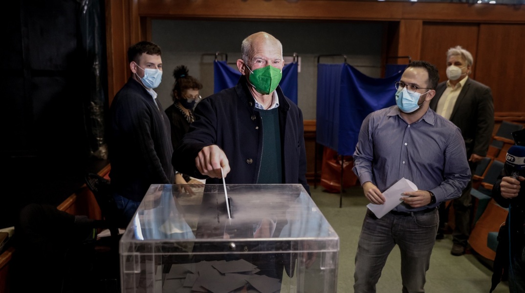 Εκλογές στο ΚΙΝΑΛ: Ο υποψήφιος για την ηγεσία Γιώργος Παπανδρέου ψήφισε στον Ταύρο και δεσμεύτηκε για «προοδευτικές λύσεις στα προβλήματα της χώρας».