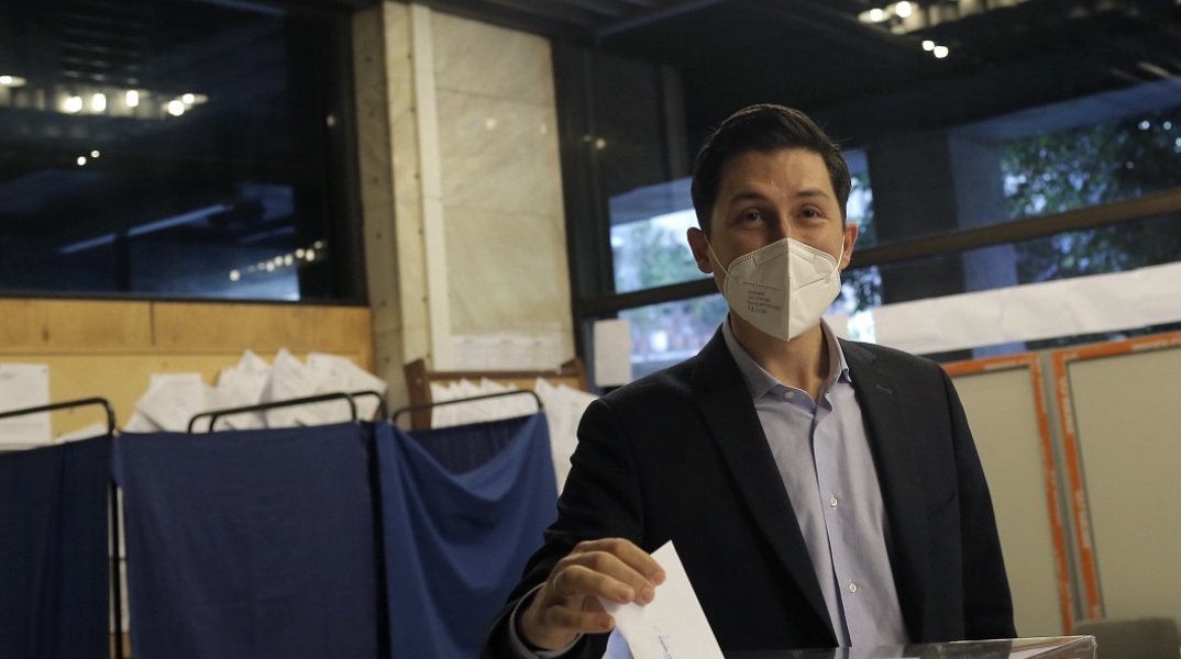 Εκλογές στο ΚΙΝΑΛ: Ανοιχτές οι κάλπες από το πρωί της Κυριακής – Ο υποψήφιος Παύλος Χρηστίδης ψήφισε στο 22ο Δημοτικό Κατάστημα του Δήμου Αθηναίων.