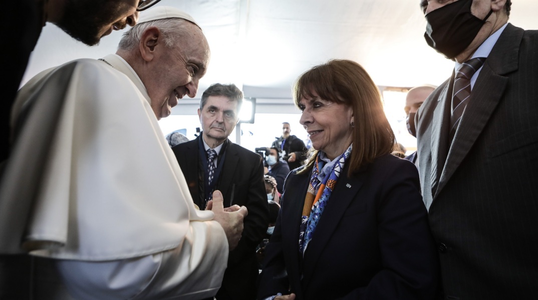 Κατερίνα Σακελλαροπούλου: Υποδεχόμενη τον Πάπα Φραγκίσκο στη Μυτιλήνη, η Πρόεδρος της Δημοκρατίας αναφέρθηκε στην προσφυγική κρίση που δοκιμάζει τη Μεσόγειο.