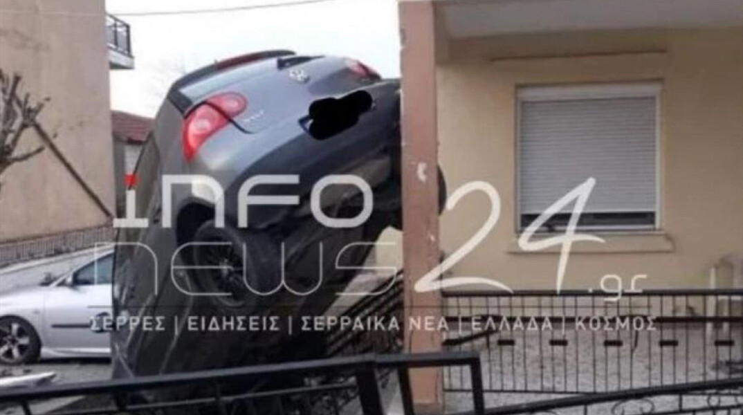 Σέρρες: Ένα αυτοκίνητο κρεμασμένο πάνω στον φράχτη τους αντίκρισαν έντρομοι οι κάτοικοι μονοκατοικίας μετά το περίεργο τροχαίο. 